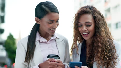 Mujeres-De-Negocios,-Teléfono-Y-Juntos-En-La-Calle