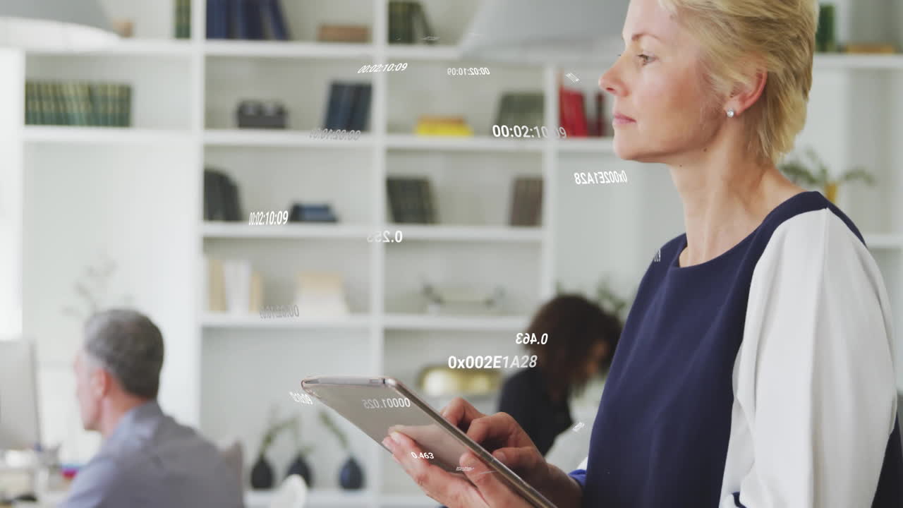 animación de procesamiento de datos numéricos sobre mujer de negocios caucásica usando tableta en una oficina casual