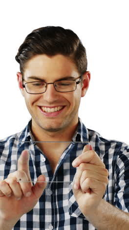 hombre sonriente usando una tableta digital futurista