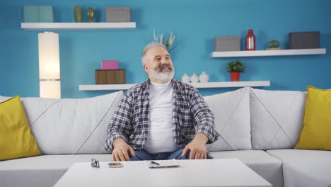 el hombre enamorado se siente feliz.