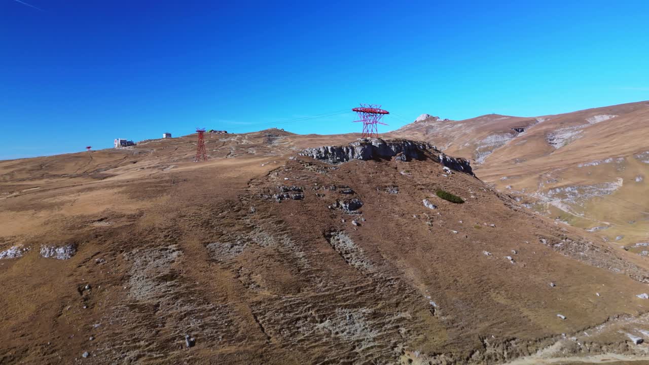 프라호바 카운티, 문테니아, 루마니아의 루마니아 자연산 풍경에서 원격 공중 드론 영상