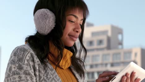 mujer usando la tableta en un día de invierno