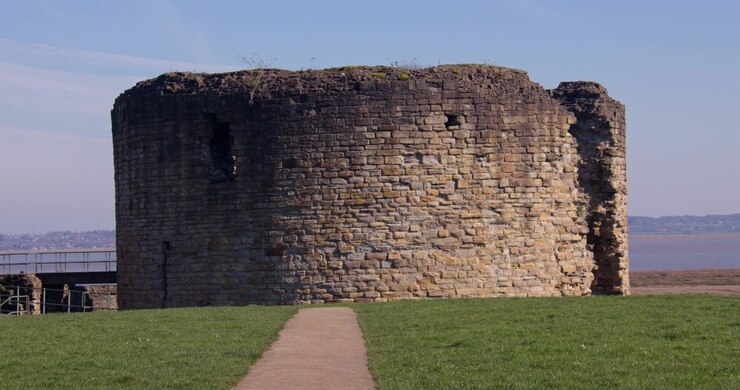 Plano Aberto do caminho que leva à grande torre do Castelo de Flint, no Norte do País de Gales