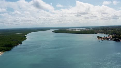 巴西北部里奧格蘭德州 (rio grande do norte) 沿海海灘巴拉杜昆亞 (barra do cunha) 附近的熱帶大<unk>曲曲曲曲的庫里馬圖河 (curimataú river) 的風景拍攝