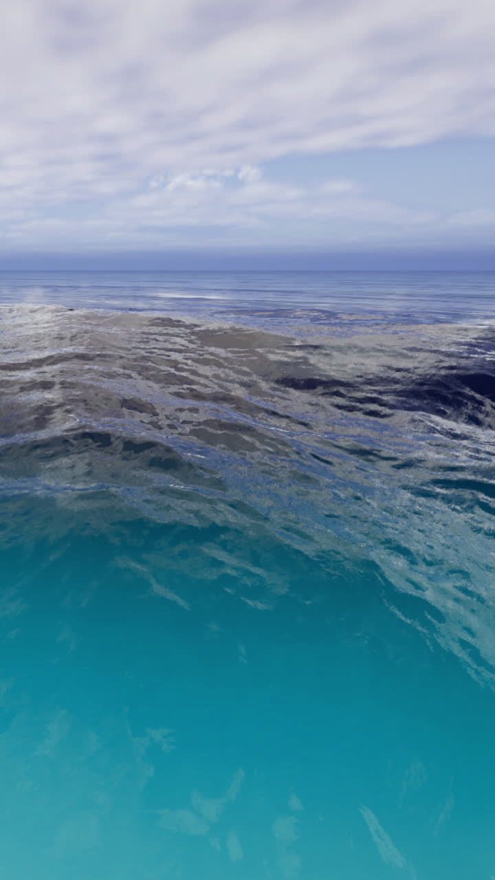 Mare calmo sotto un cielo nuvoloso crea un sereno paesaggio costiero