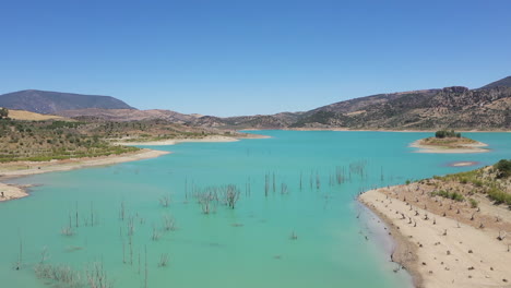 Aéreo---Lago-Artificial-De-Zahara-De-La-Sierra,-Cádiz,-España,-Plano-Amplio-Hacia-Adelante