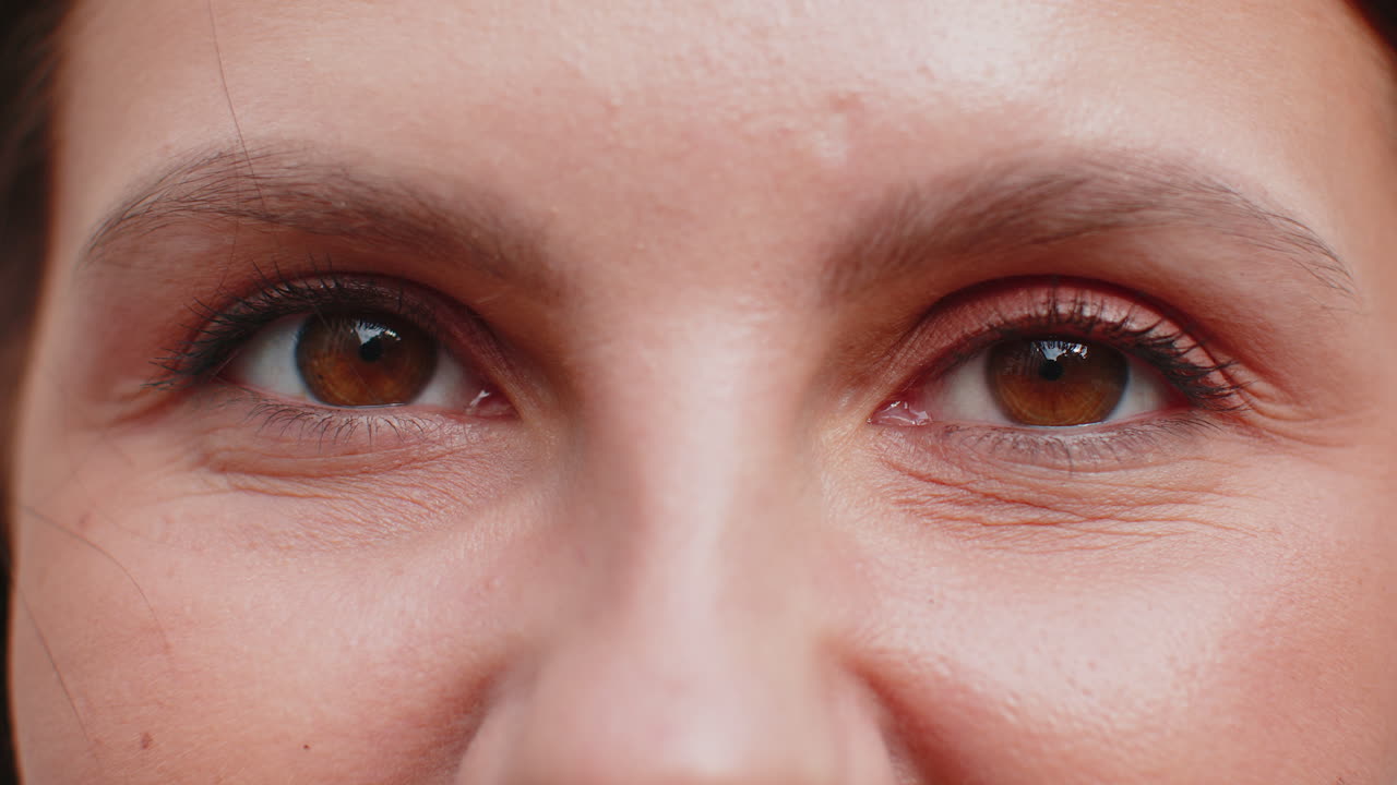 diversos retratos de collage mezcla de muchos hombres felices mujeres ojos de niños cerrados rostros sonrientes retratos