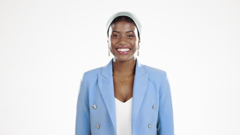 Sonrisa,-Feliz-Y-Rostro-De-Mujer-Negra-Sobre-Un-Fondo-Blanco