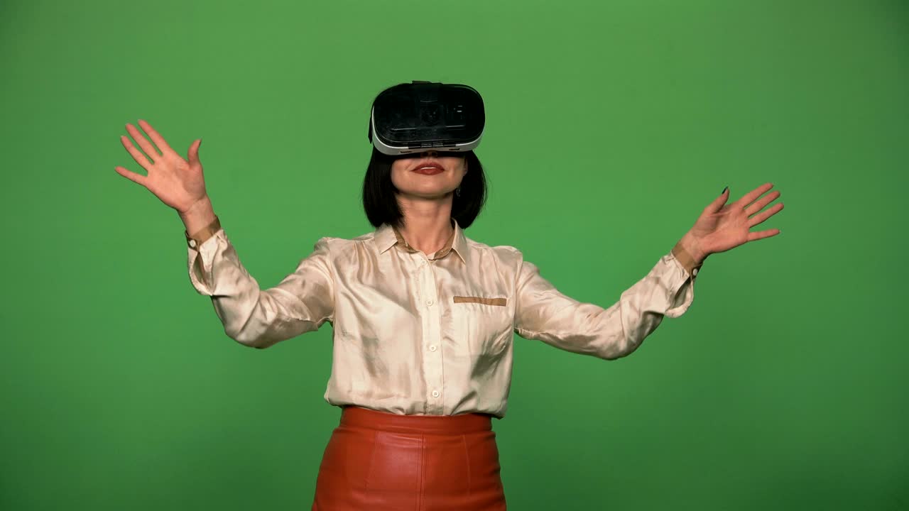 donna d'affari con occhiali vr