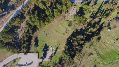toma de arriba hacia abajo de la atracción del parque monumental en kalavryta