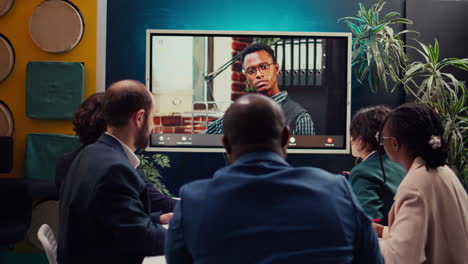 reunión del equipo de gestión con el director ejecutivo en una conexión de videoconferencia en una sala de juntas