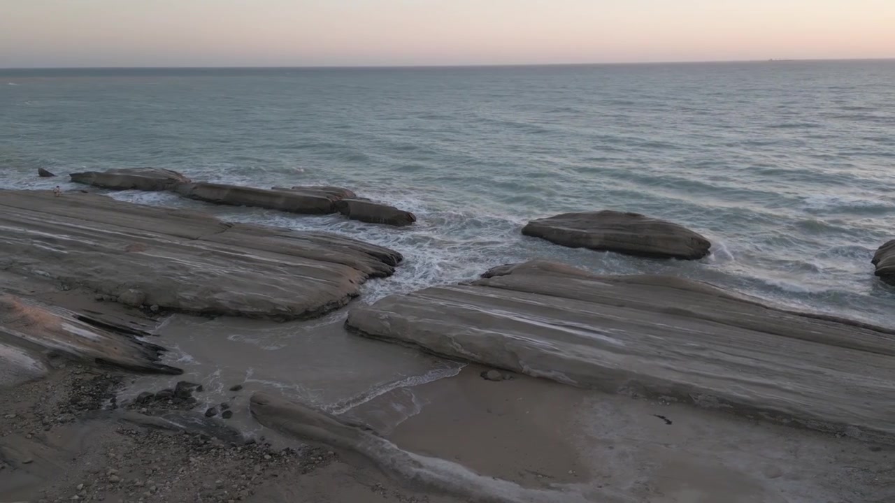 Paesaggio costiero di spiaggia rocciosa con forme del terreno e erosione marina scenica in Iran, Stretto di Hormuz, Golfo Persico, Mar Arabico. Vista tranquilla del tramonto, avventura, surf, vela, scogliera, litorale, turismo oceanico