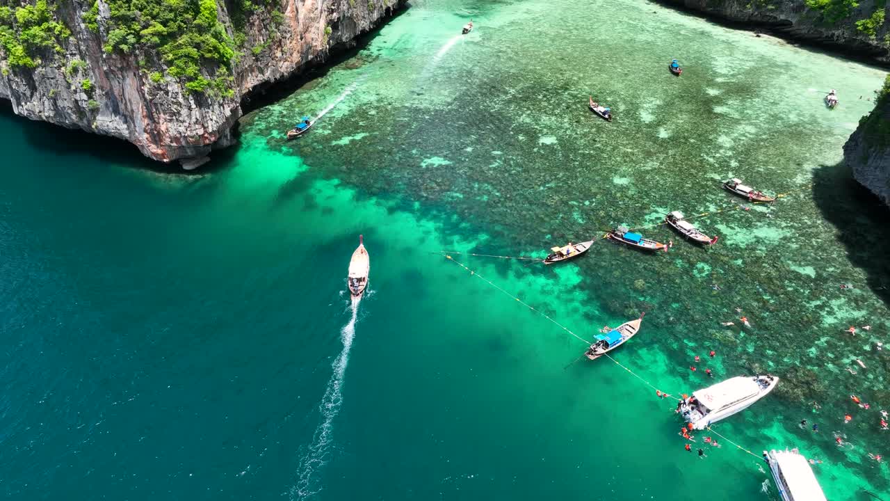 navegación en barco en la isla phi phi en tailandia