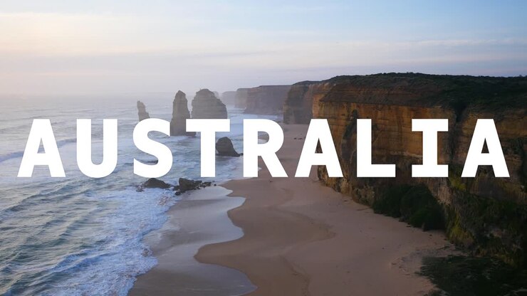Formazione rocciosa dei Dodici Apostoli in Australia con la scritta animata "Australia" in sovrimpressione