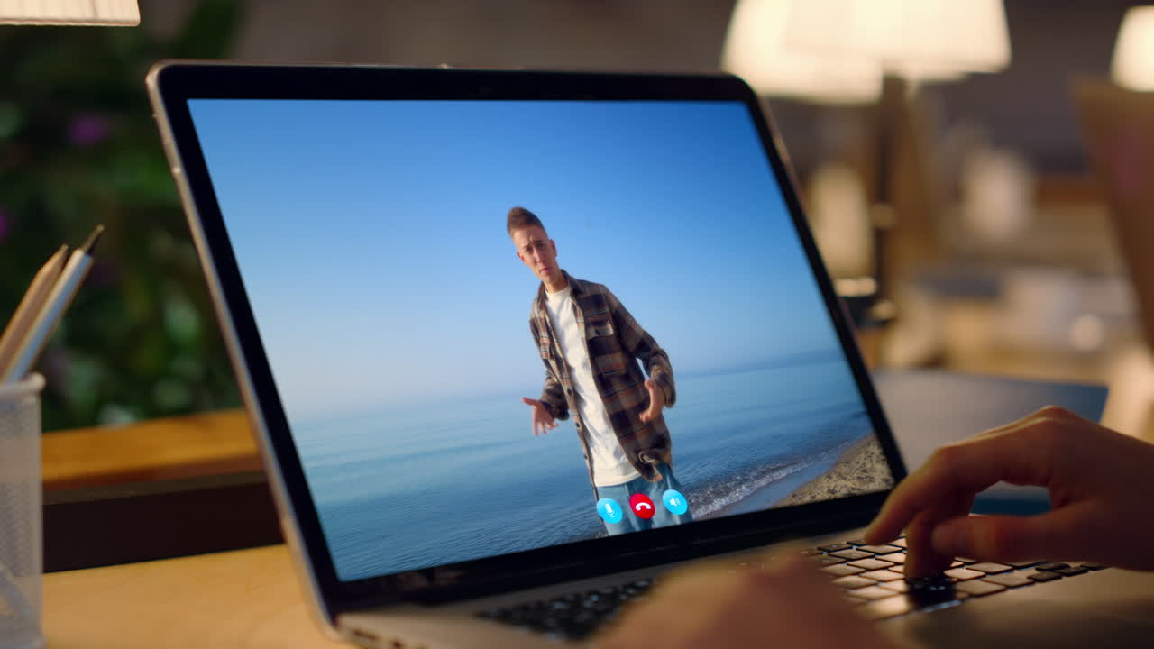 Una persona sta facendo una videochiamata su un laptop