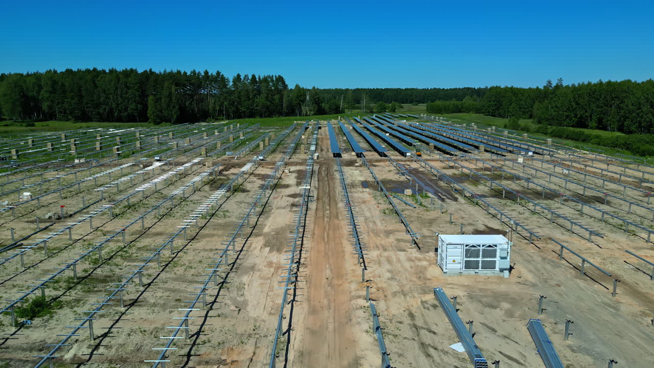 instalación de energía renovable en un parque solar con paneles solares