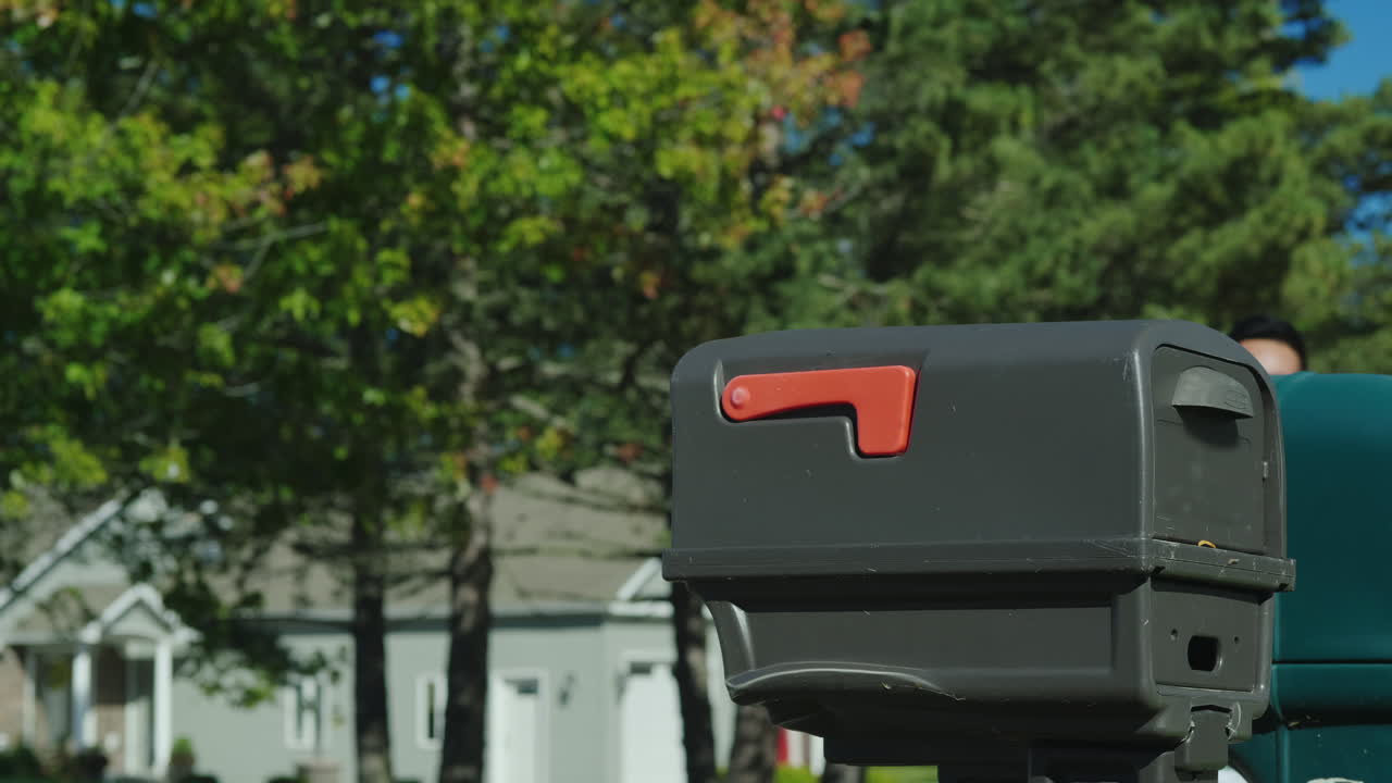 우체통에서 우편물을 모으는 커플