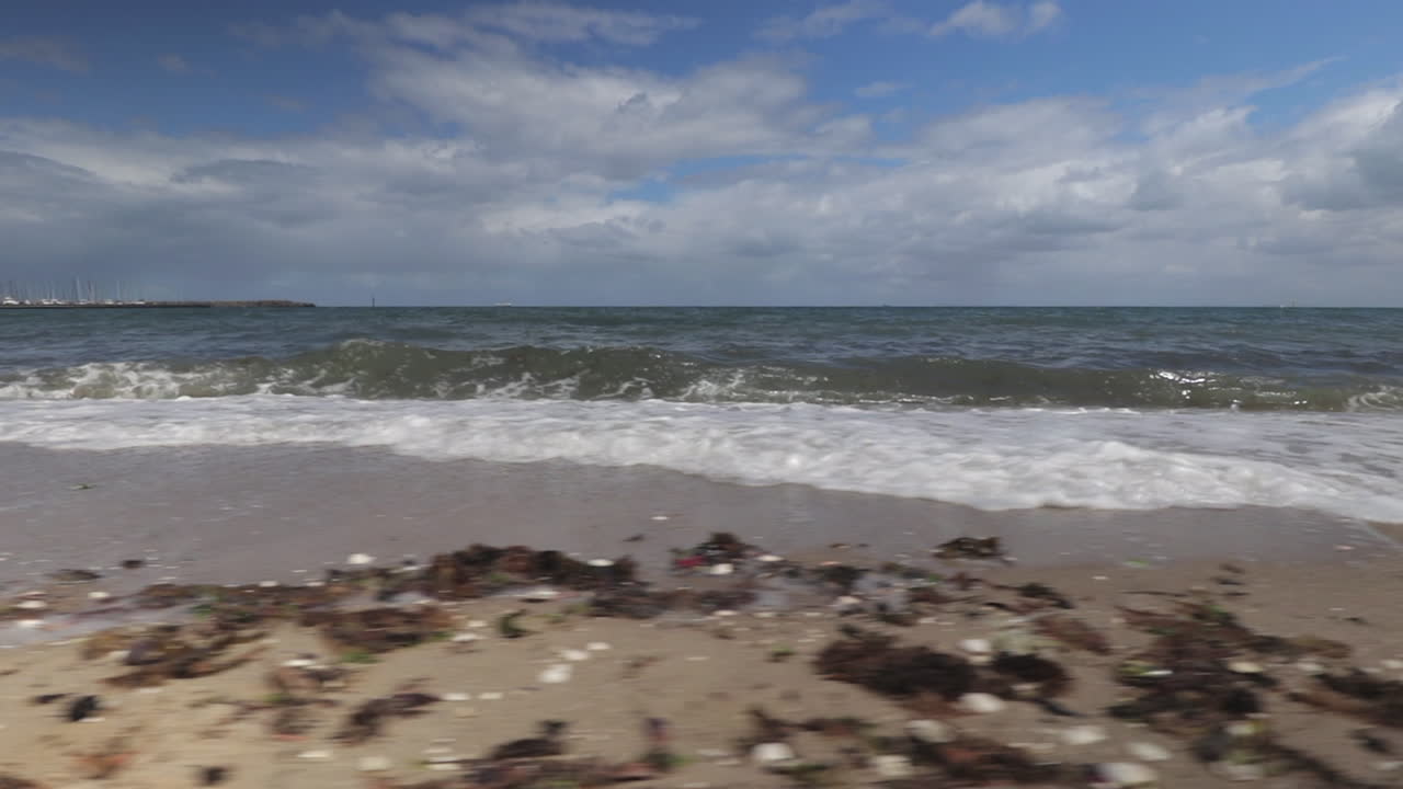 왼쪽에서 오른쪽으로 움직이는 카메라를 향해 오는 파도