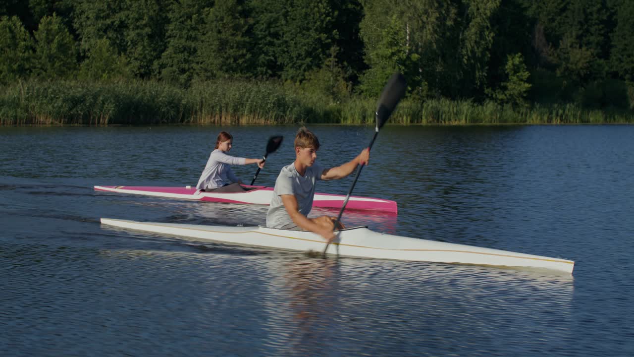 Persone che vanno in kayak su un lago
