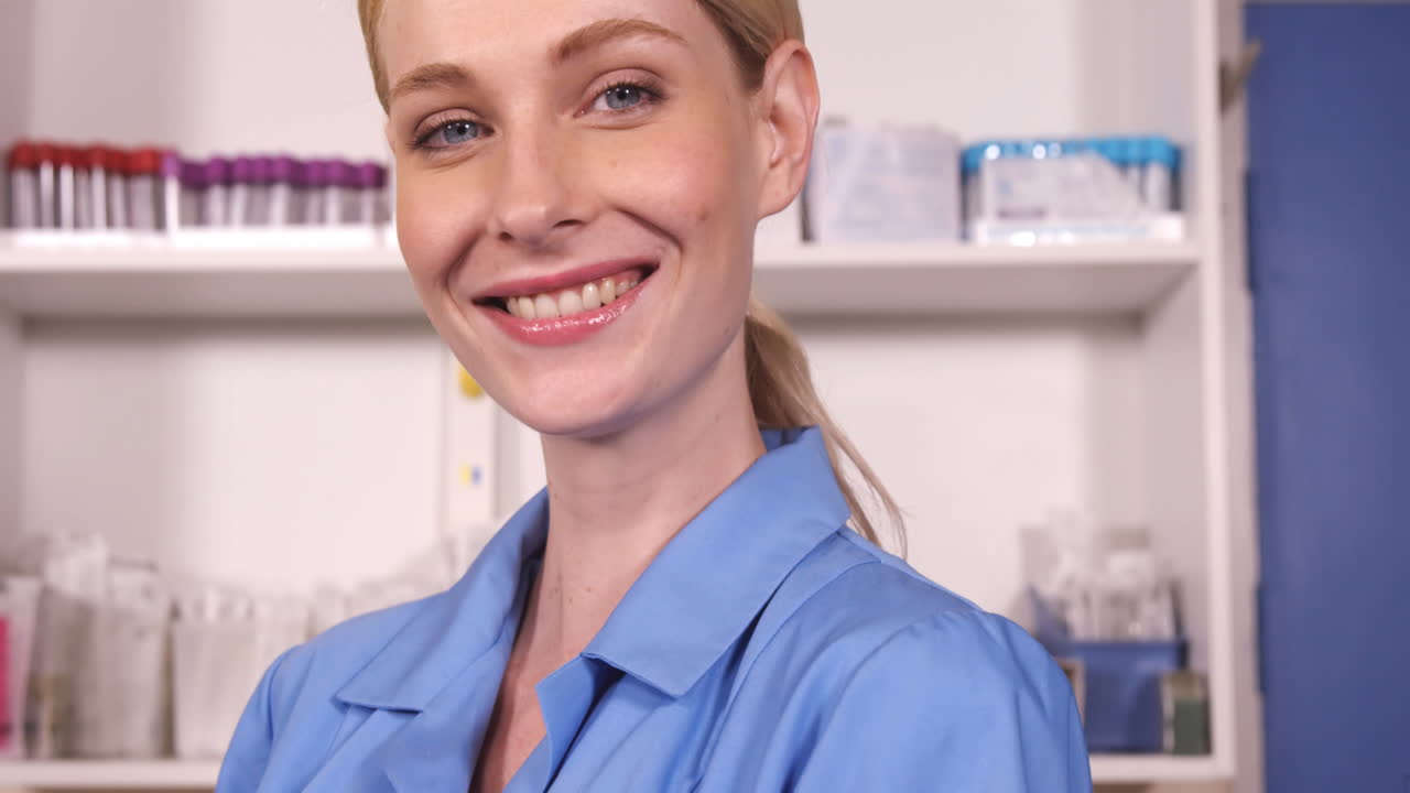 veterinario che tiene un coniglietto