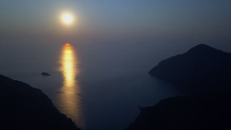 Rica-Puesta-De-Sol-De-Oro-Y-Azul-Del-Océano,-Vista-Desde-La-Antena-De-La-Isla-De-La-Montaña