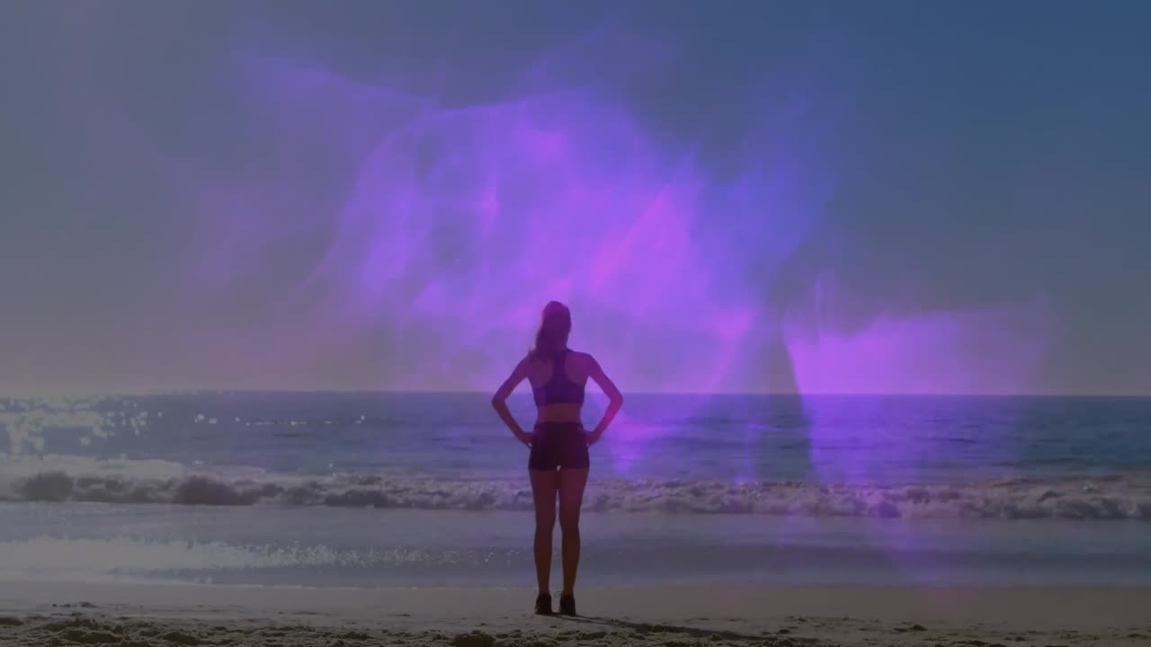 animazione di forme viola su donna caucasica con le mani sulla vita sulla spiaggia
