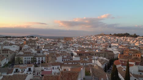 vista estática de antequera en andalucía, españa al atardecer con tráfico