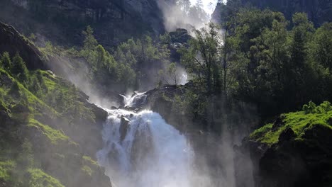 Wasserfall-Latefossen-Odda-Norwegen.-Latefoss-Ist-Ein-Mächtiger-Zwillingswasserfall.