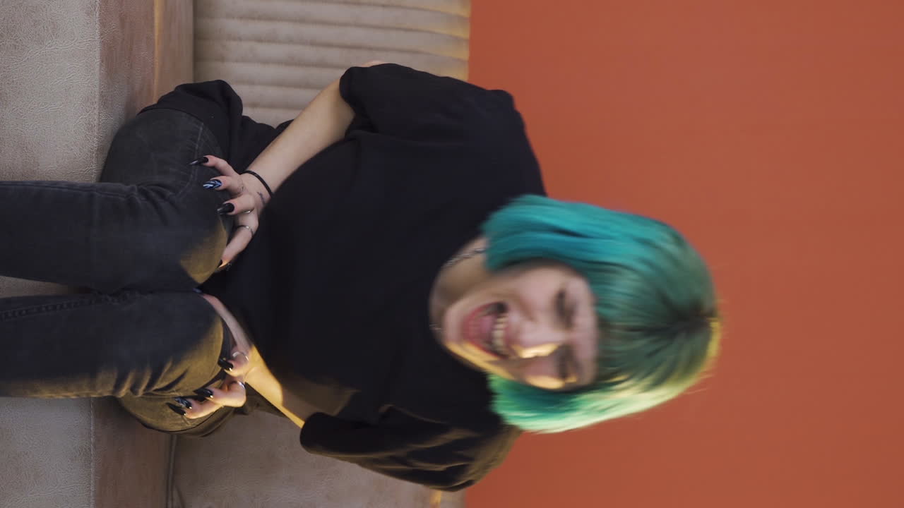 el video vertical de una mujer joven que tiene un colapso nervioso en casa está gritando.