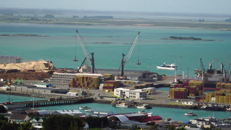 Acantilado-Del-Puerto-Industrial-En-Nueva-Zelanda,-Vista-Desde-Arriba-Del-Puerto-Industrial-De-La-Bahía,-Península-Ubicada-En-Nueva-Zelanda,-Vista-Aérea-De-Distancia-De-Drones