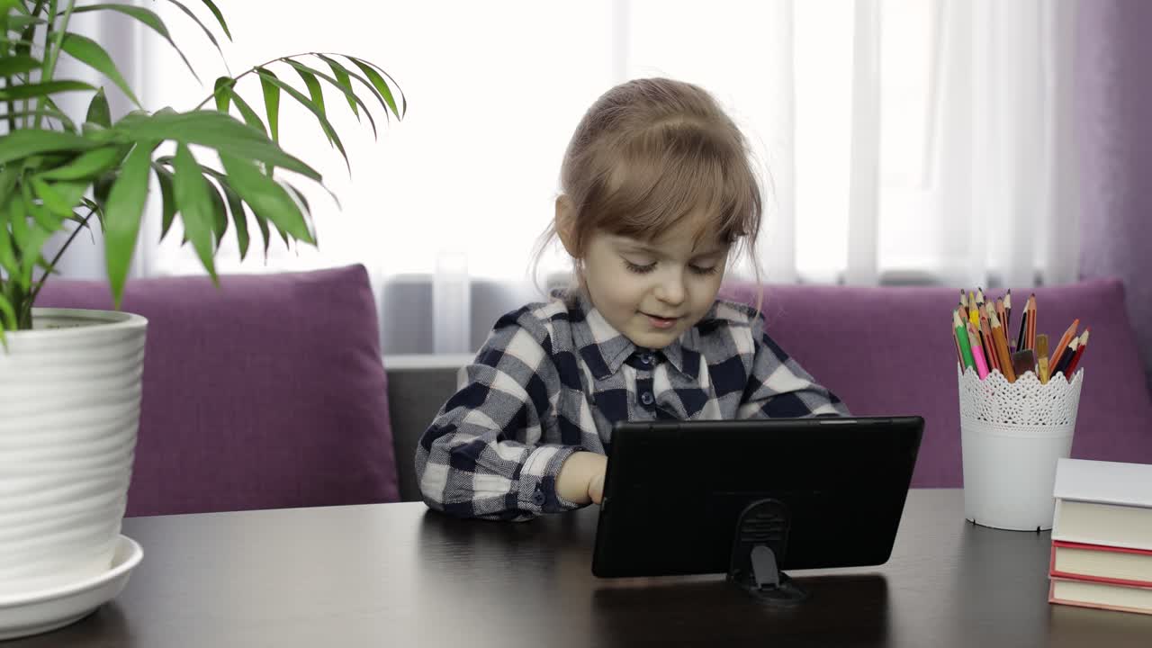 niña haciendo lecciones en casa usando una tableta digital. educación a distancia