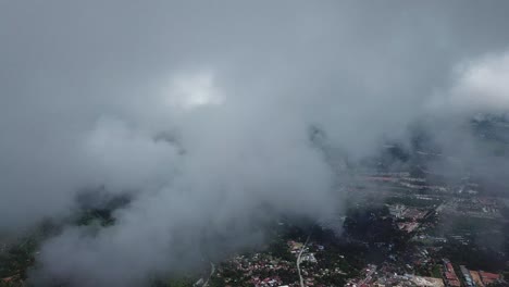 panning balik pulau ciudad bajo el cielo brumoso.