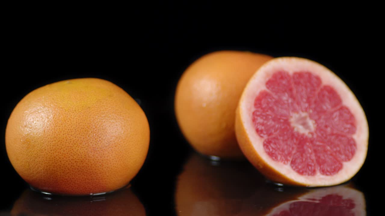 el pomelo maduro se vuelve el agua.