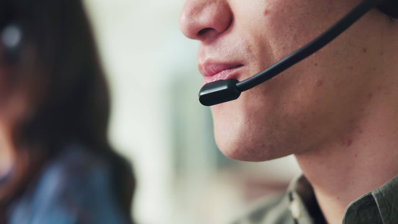 Nærbilde av en mann med et headset