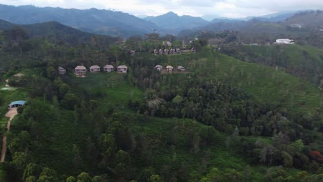 toma en órbita desde el &quot;pequeño pico de adam&quot; que muestra una vista panorámica de las montañas cónicas, ella sri lanka
