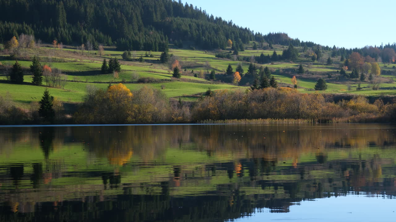 Fjellinnsjø på en høstdag.