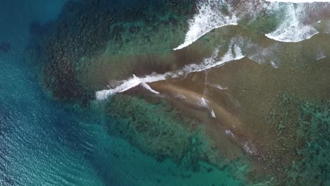 imágenes aéreas cinematográficas de la increíble playa de arena blanca y la laguna de arrecifes de coral tropical en la playa de túneles, kauai, hawaii, estados unidos