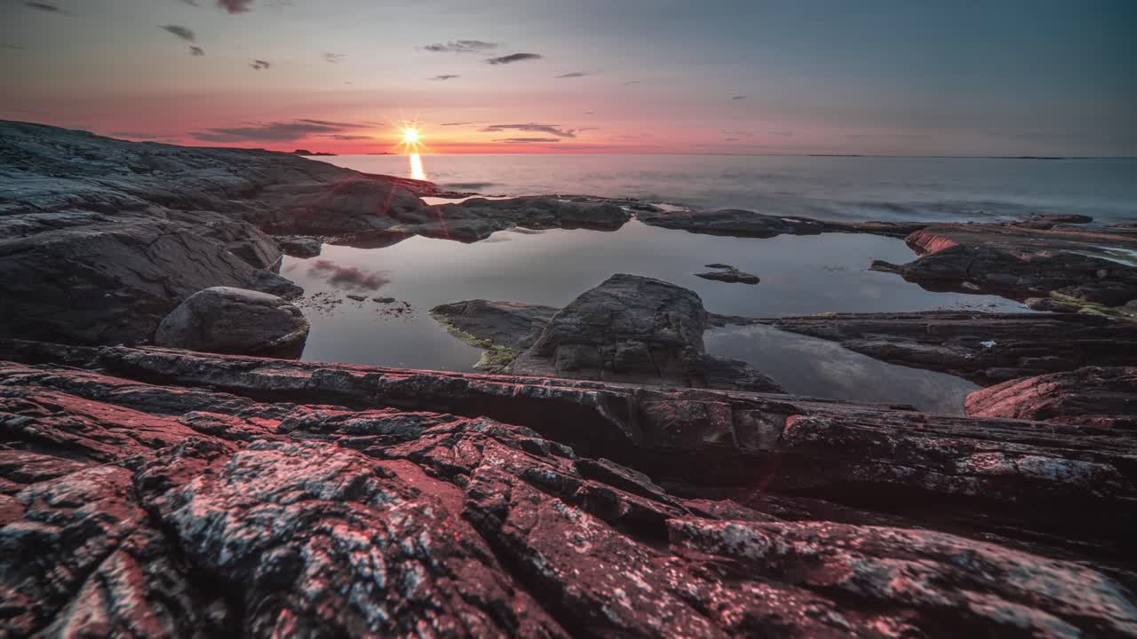 un impresionante timelapse de la puesta de sol sobre la costa rocosa a lo largo de la carretera atlántica en noruega