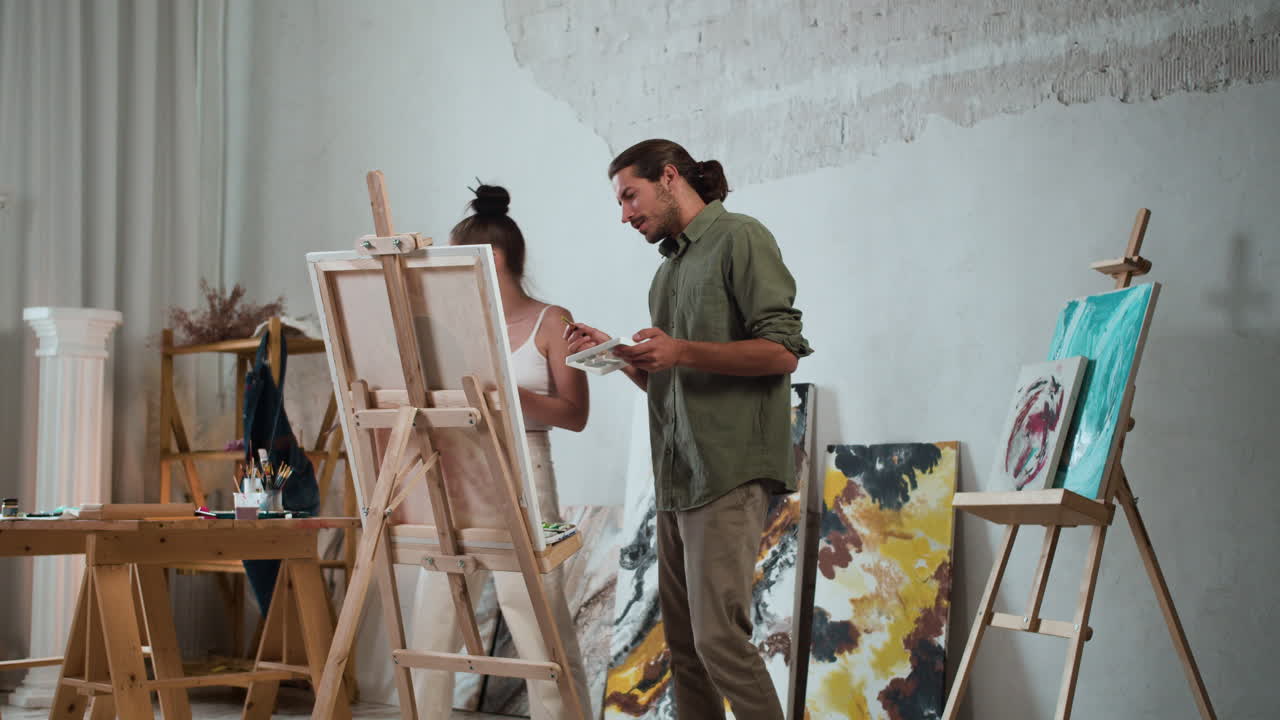 실내에서 그림을 그리는 사람들