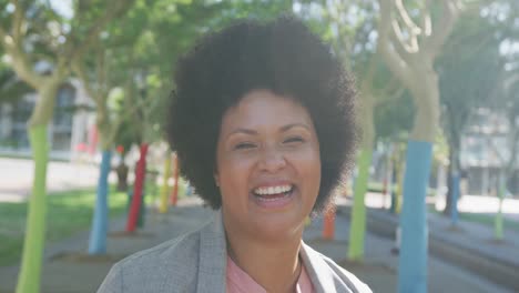 Retrato-De-Una-Mujer-Birracial-Feliz-De-Talla-Grande-Sonriendo-En-El-Parque