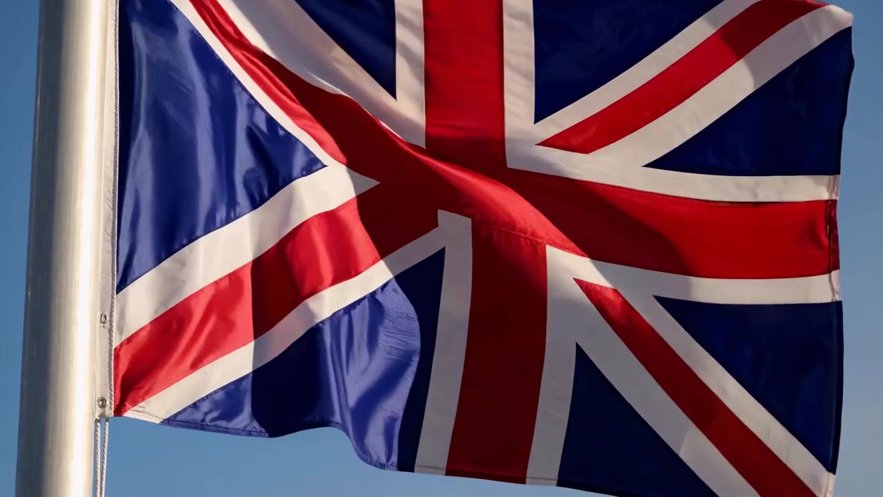 Bandiera Union Jack che sventola contro un cielo azzurro limpido