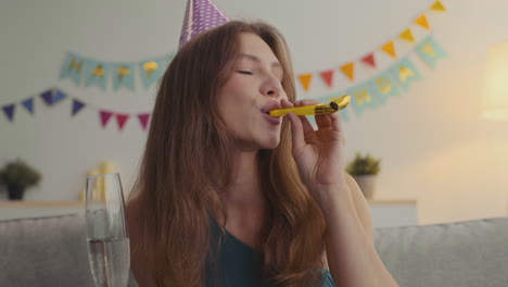 mujer celebrando su cumpleaños