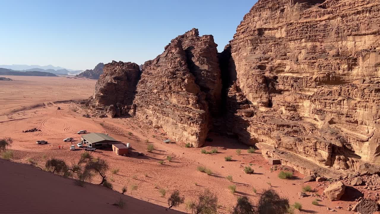 요르단의 베두인 캠프와 함께 와디 럼의 광대한  ⁇ 은 사막 모래의 넓은 설정  ⁇  4k 안정  ⁇