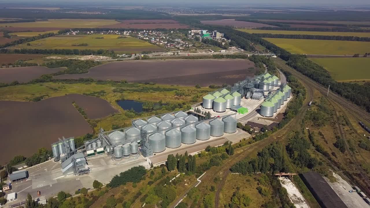 vista aérea de tierras agrícolas y silo de granos 17