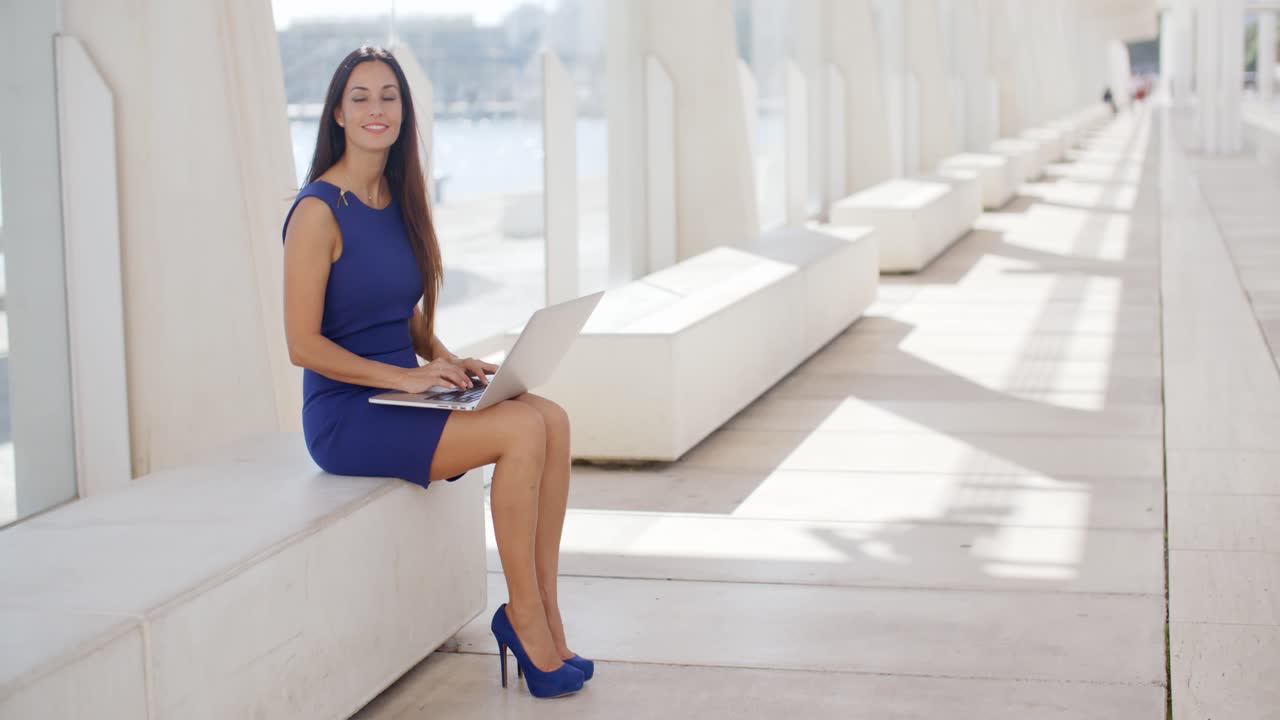 pensativa joven empresaria trabajando al aire libre