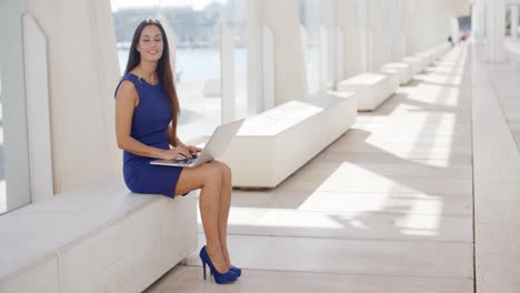 pensativa joven empresaria trabajando al aire libre