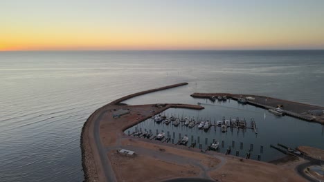 avión no tripulado panorámico sobre el puerto de exmouth durante el amanecer