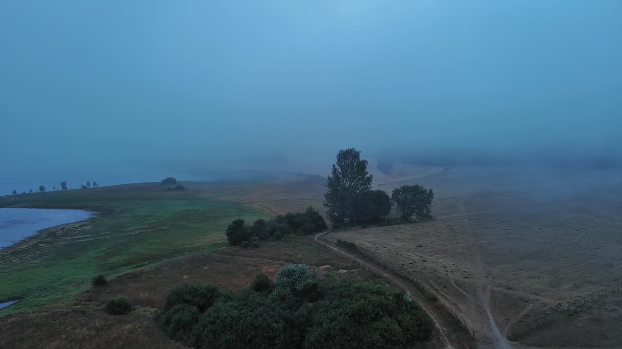 바스크 지방의 nanclares de gamboa, 안개가 가득한 아침, 조용한 풍경, 새벽의 빛, 공중 풍경