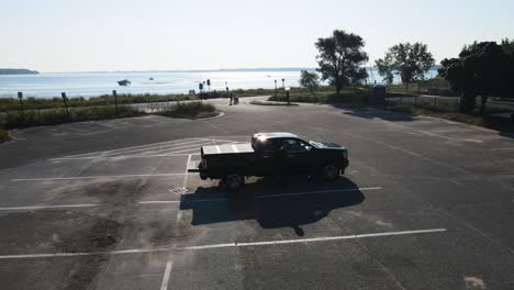 Drone-Aterrizando-En-Un-Estacionamiento-Lleno-De-Gaviotas-En-Muskegon,-Mi