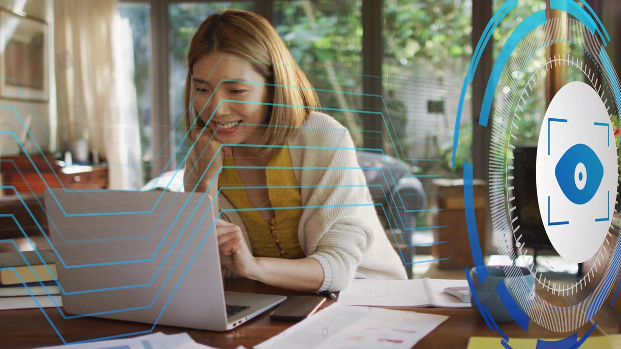 Donna che digita per lavoro tecnologico, con un HUD a forma di occhio e linee di circuito che scorrono su laptop e donna, sorridente.